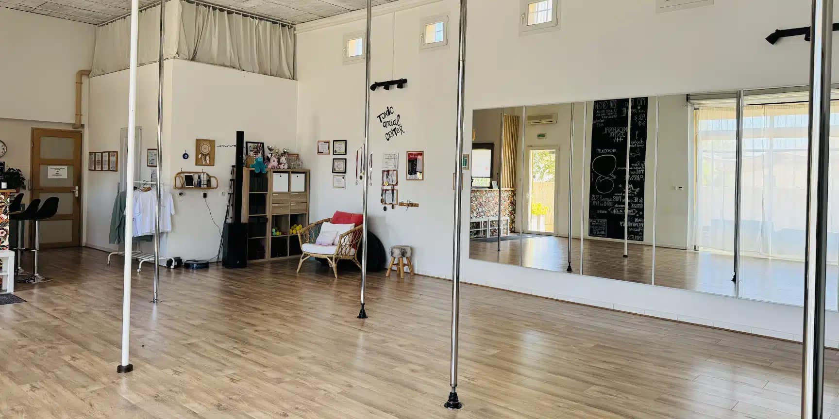 Nos studios - Tonic & Aerial Center - Ton école de pole dance à Aix-en-Provence et Venelles tonic-aerial-center-pole-dance-venelles-aix-en-provence-BIG-TAC-3